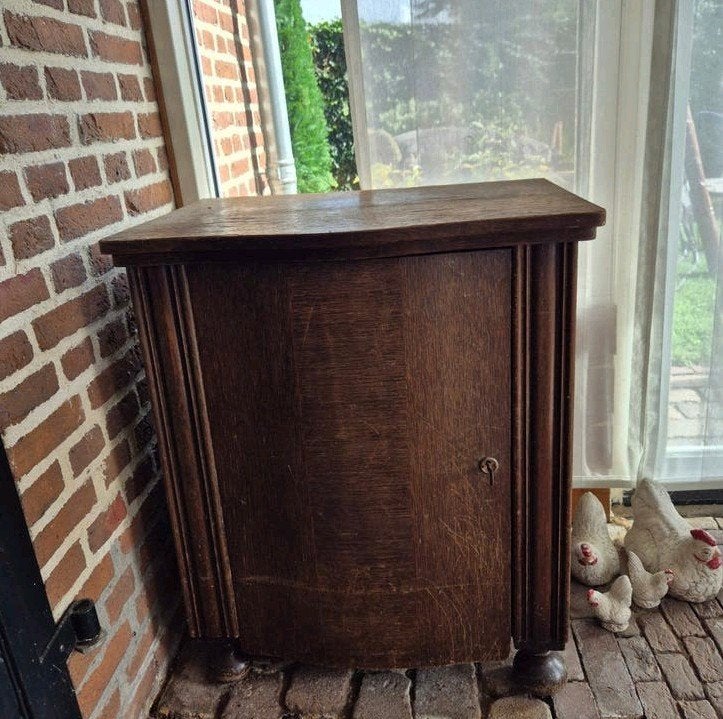 Antieke Alfa naaimachine in houten kast, Ophalen