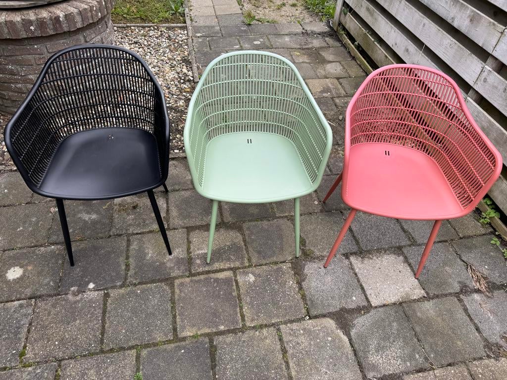 6 Tuinstoelen: 2 Groen, 2 Zwart, 2 Koraal, Tuin en Terras, Tuinstoelen, Gebruikt, Kunststof, Ophalen