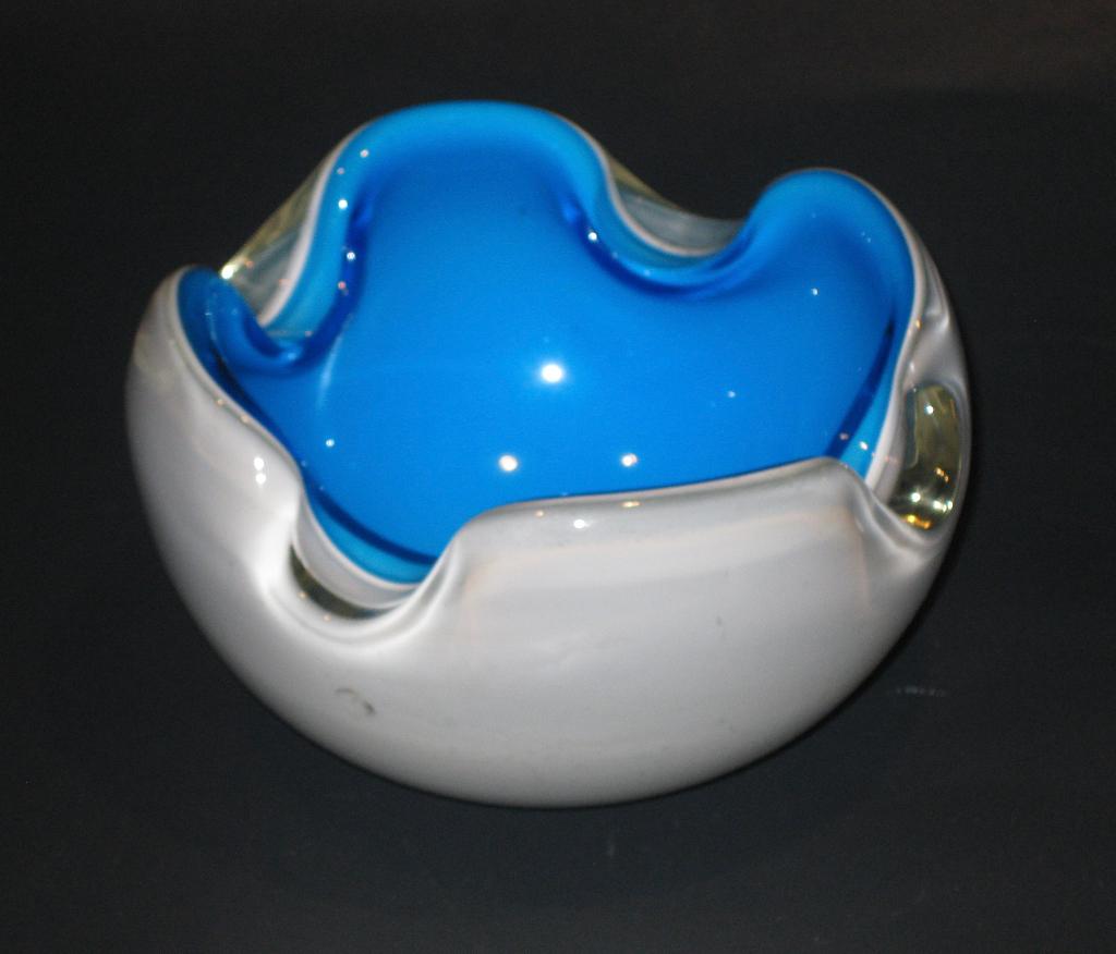 Murano Sommerso Barbini Blue/White Cased Bowl, Antiek en Kunst, Ophalen