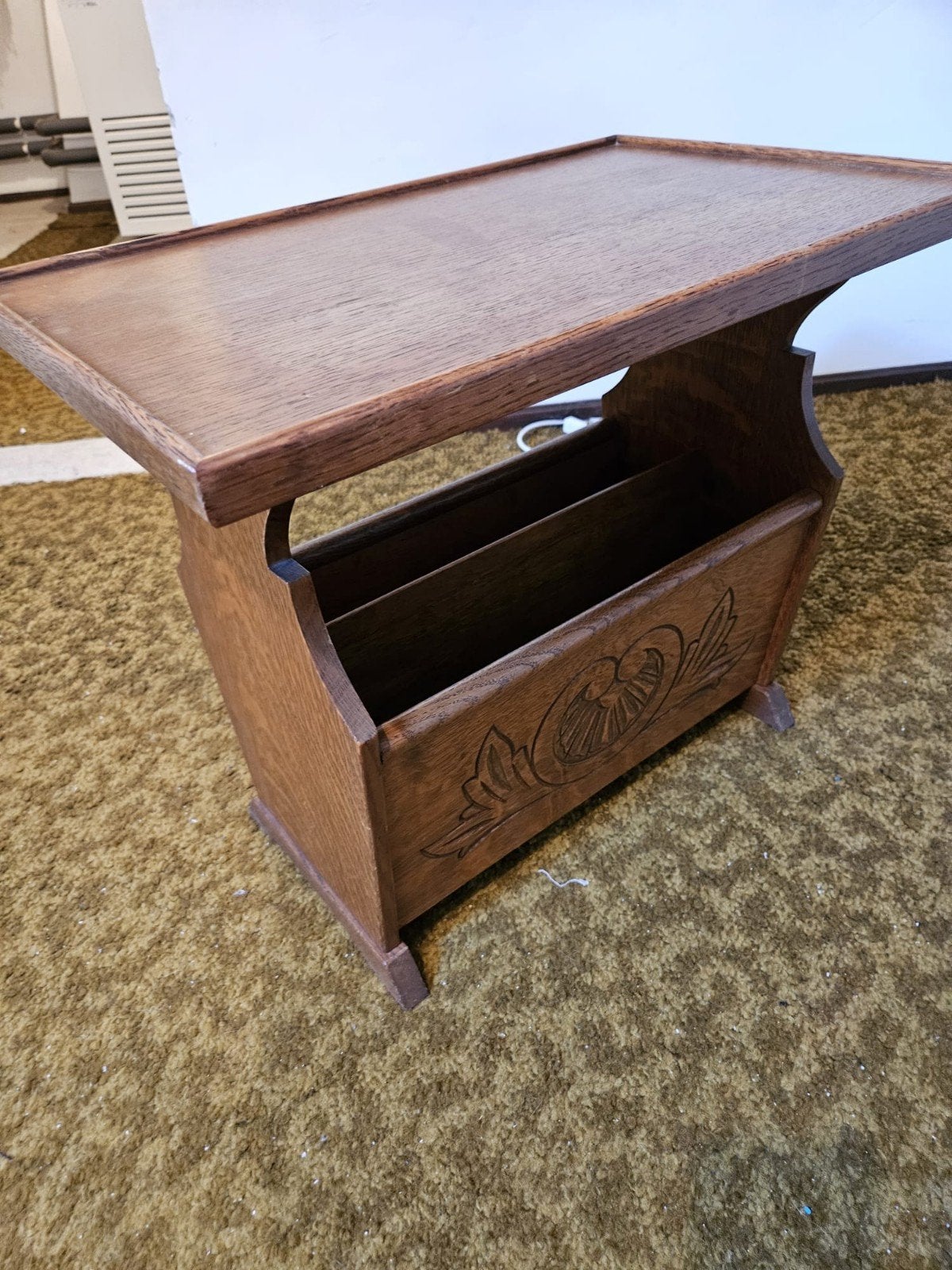 Houten bijzettafel met tijdschriftenrek, Ophalen, Minder dan 45 cm, Gebruikt, 55 tot 75 cm