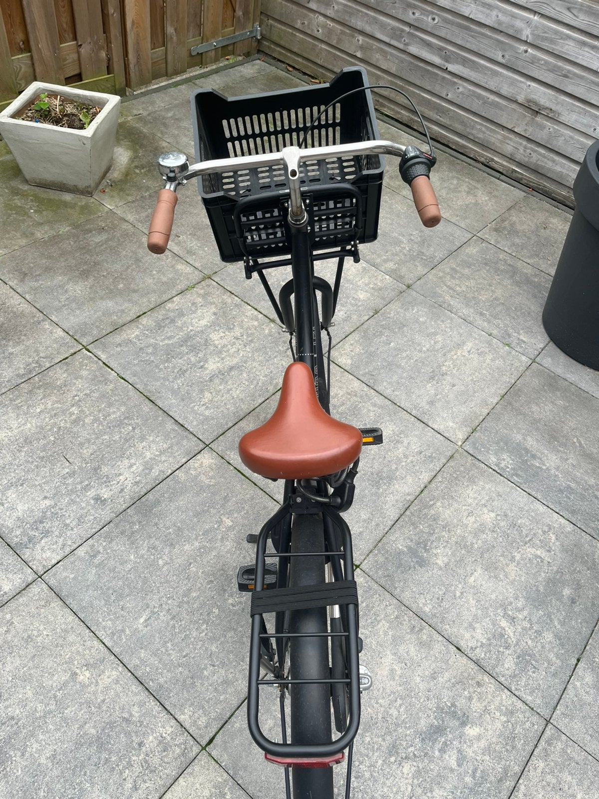 Mooie zwarte cortine fiets 26 inc met krat