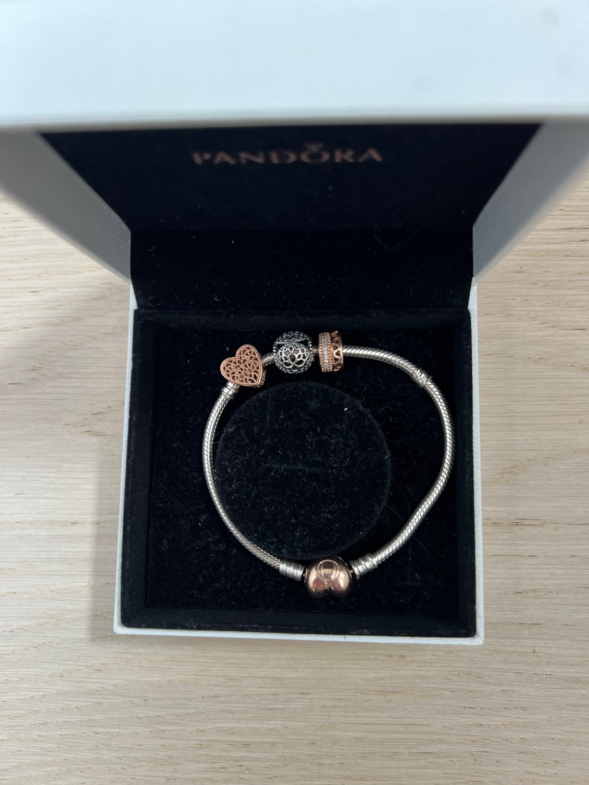 Pandora armband met bedels en roségouden accenten, Ophalen, Zo goed als nieuw, Zilver, Met bedels of kralen