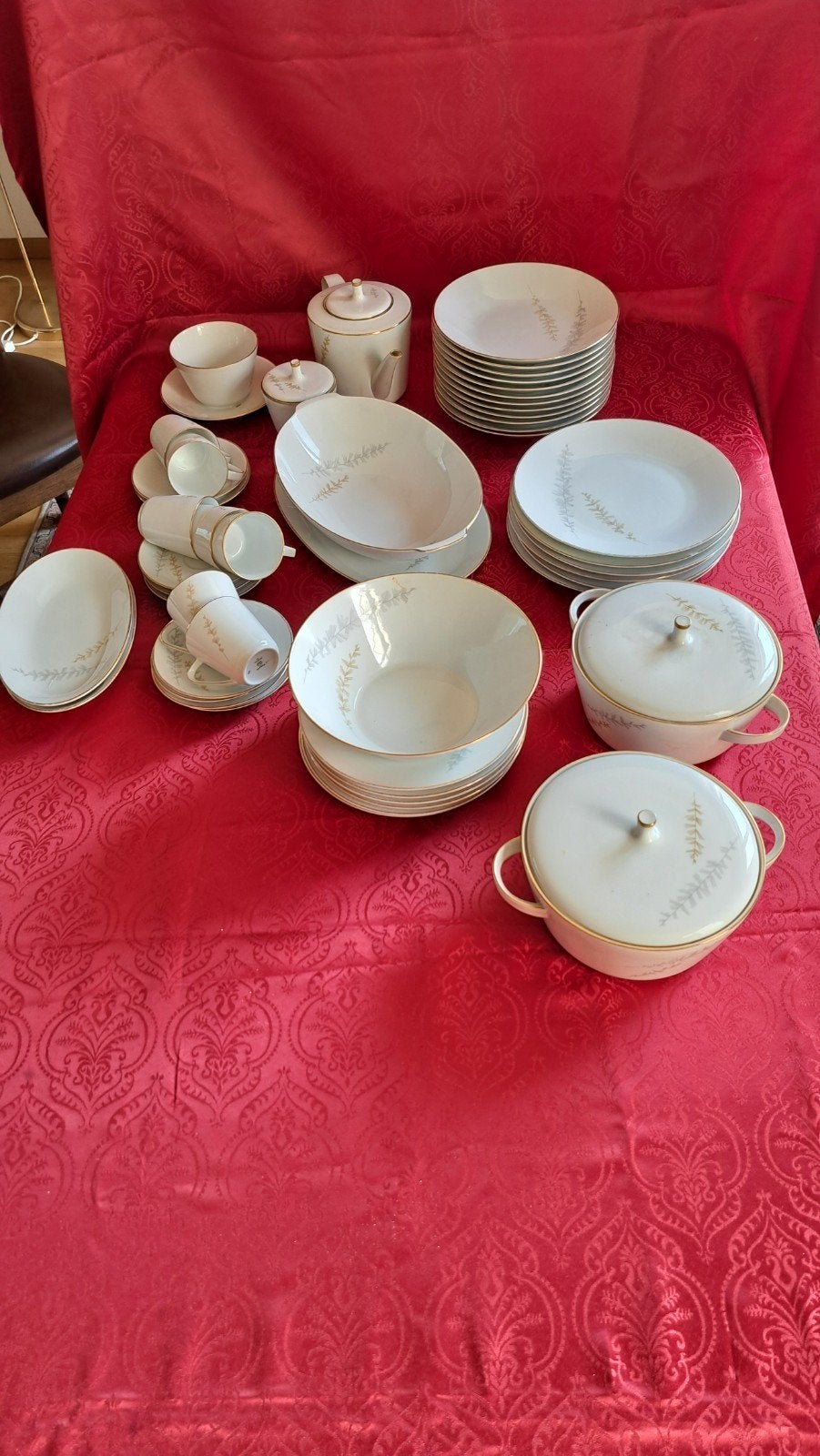Uitgebreid vintage wit servies met gouden rand en bladmotief, Ophalen
