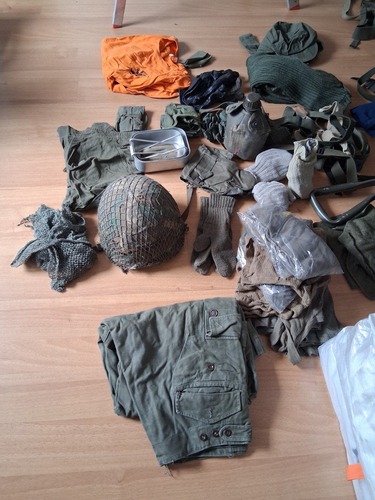 Diverse militaria uit eind jaren '80 in plunjebaal, Verzamelen, Ophalen