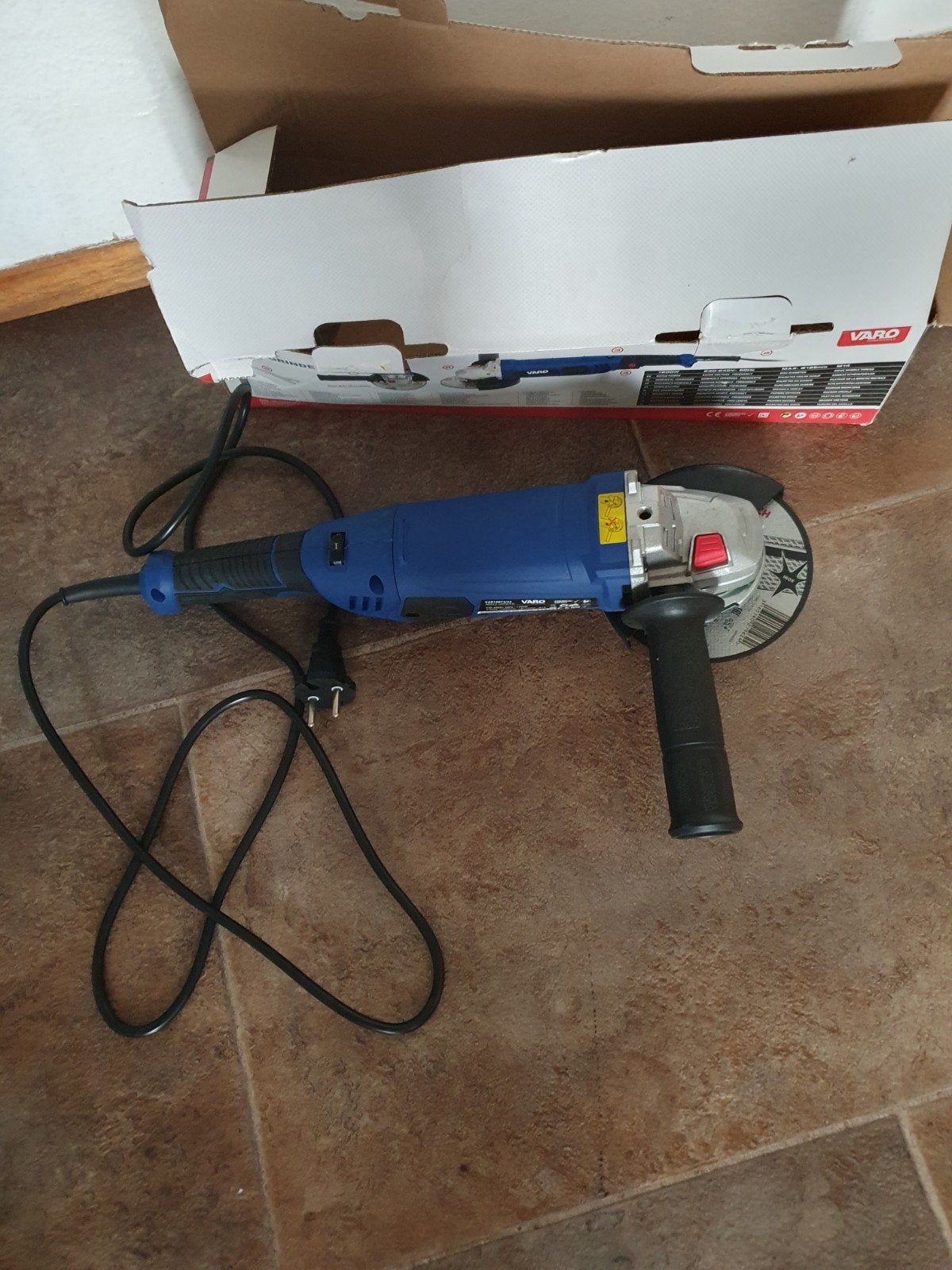 Varo POWX0610 Haakse Slijpmachine - Zo goed als nieuw, Doe-het-zelf en Verbouw, Ophalen of Verzenden, Zo goed als nieuw, 700 tot 1000 watt
