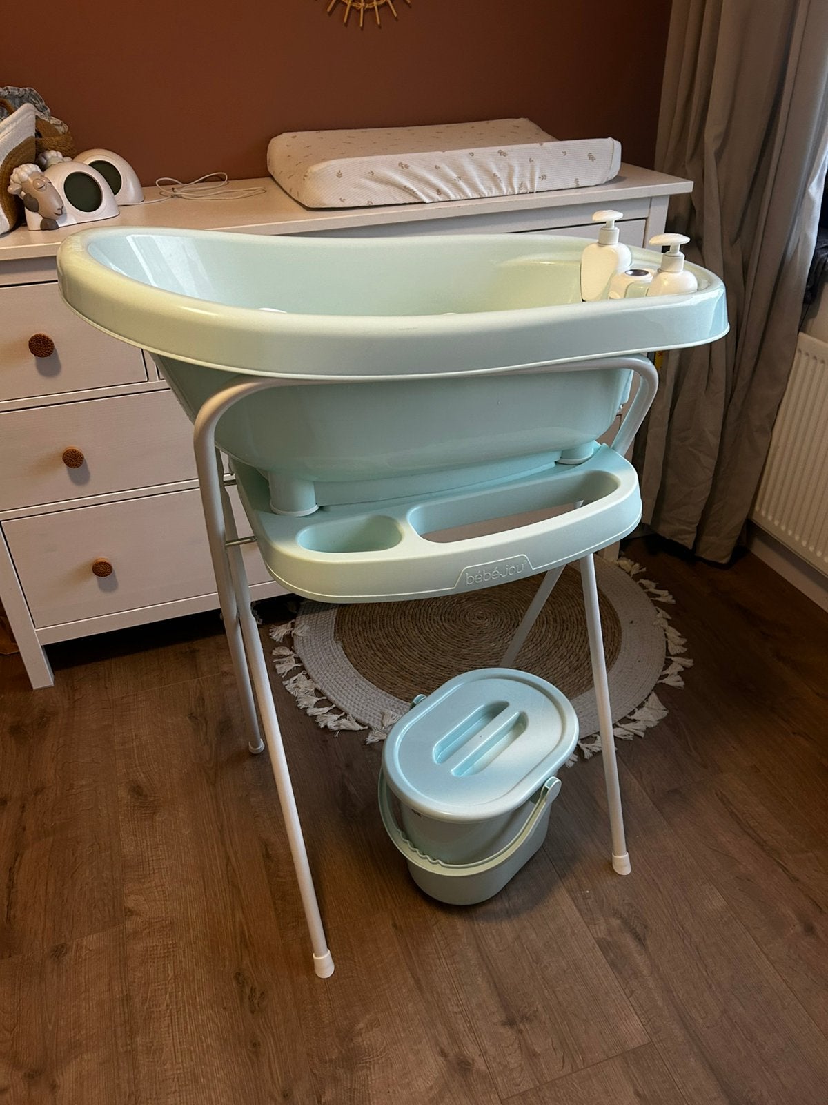 Bébé-jou babybadje met standaard, emmer en zitje, Kinderen en Baby's, Badjes en Verzorging, Ophalen, Gebruikt, Badje, Bébé-jou