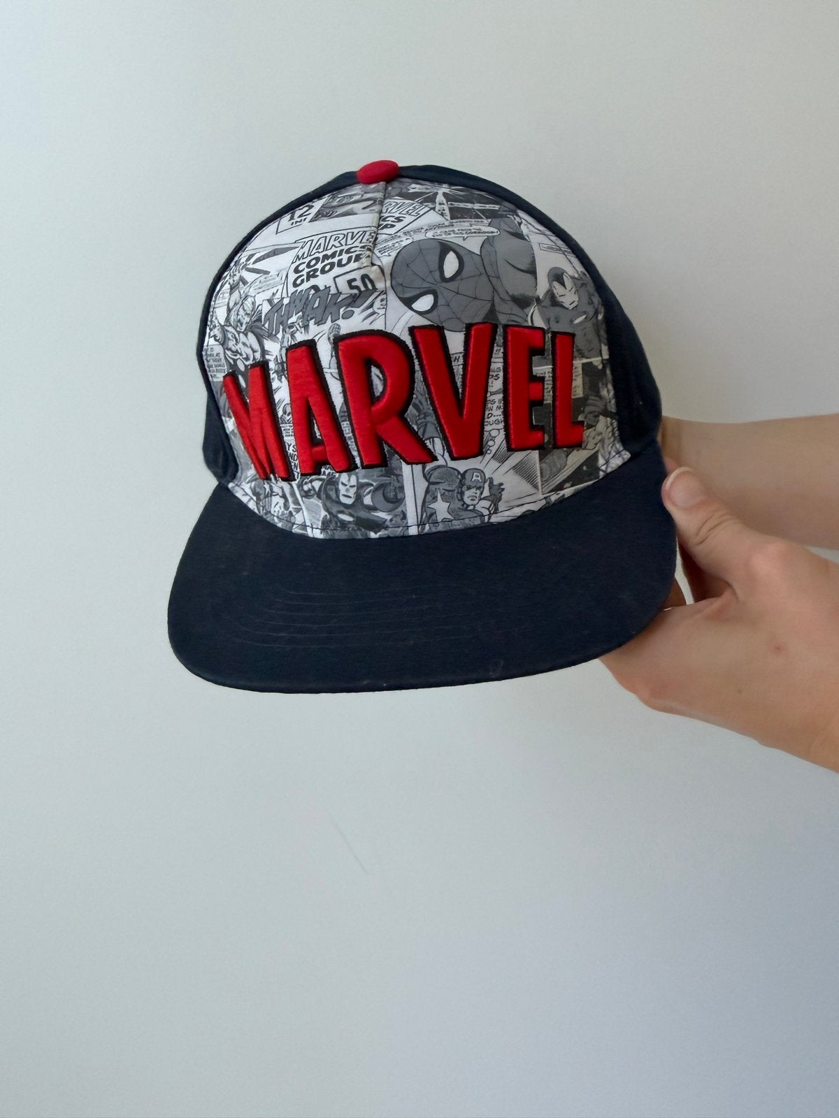 Marvel pet - Maat 58 cm, Kleding | Dames, Ophalen of Verzenden, Gedragen, 58 cm (L, 7¼ inch) of meer, Pet