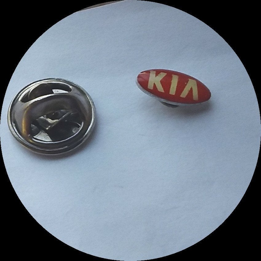 KIA logo pin, klein model, Ophalen of Verzenden, Zo goed als nieuw, Transport, Speldje of Pin