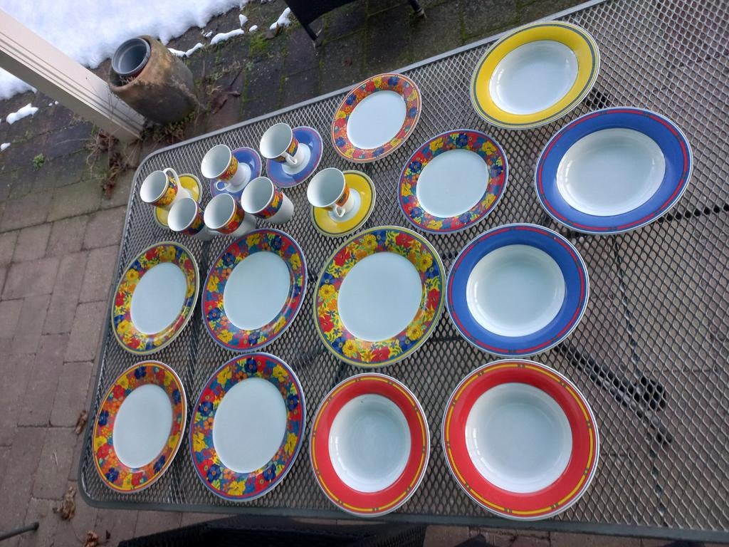 Kleurrijk servies met bloemmotief en effen randen, Gebruikt, Keramiek, Ophalen of Verzenden, Overige stijlen