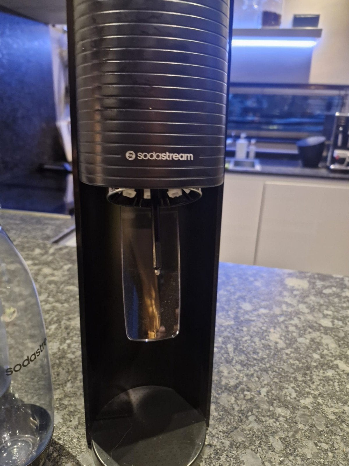 SodaStream bruiswatermaker met  2 flessen en gascilinder, Ophalen, Zo goed als nieuw