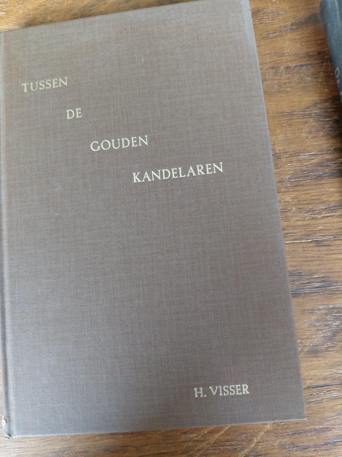 ds H. VISSER. Tussen de  kandelaren en vijftal  prekenn van, Verzenden