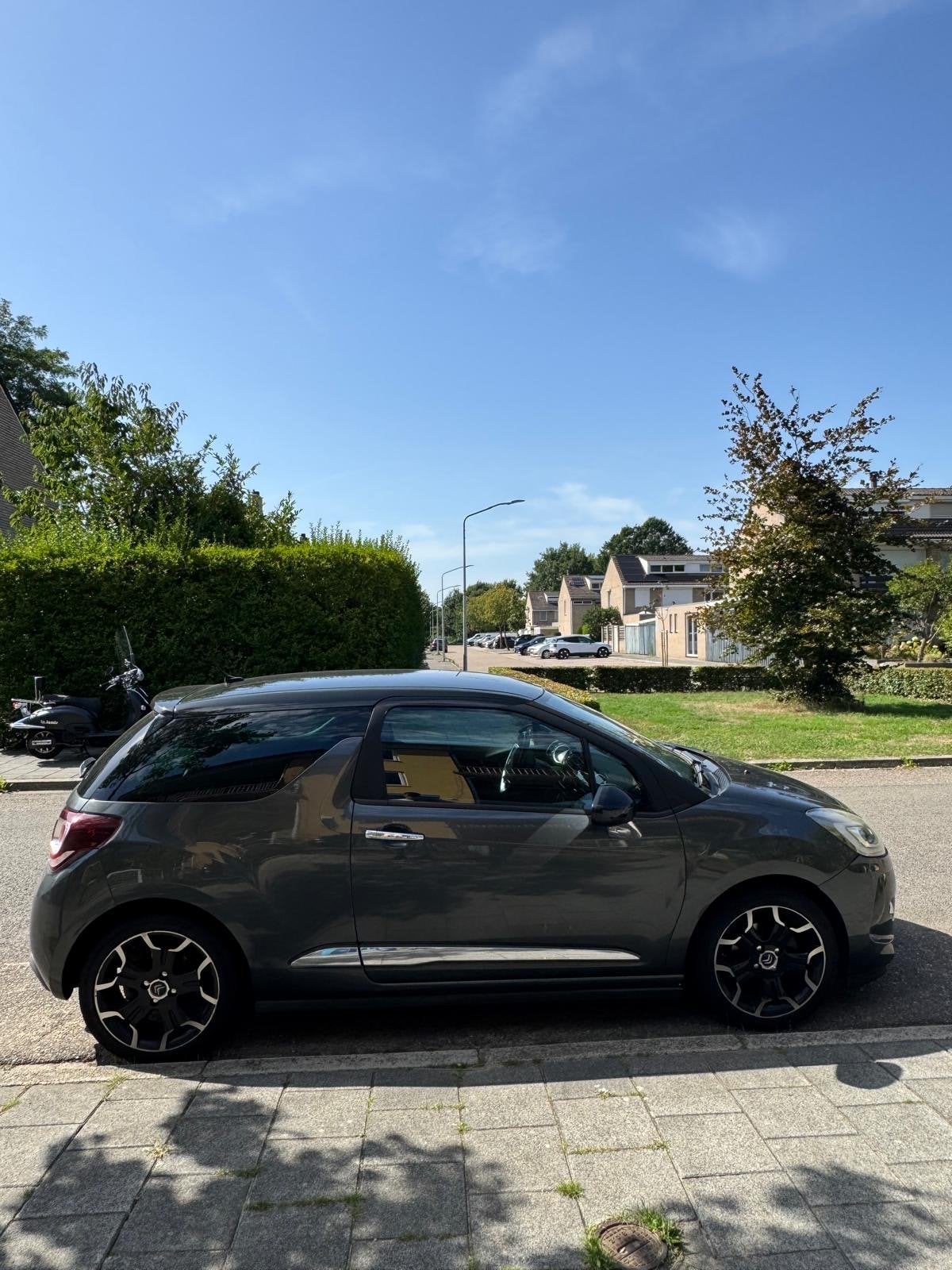Citroën DS3 so chic. 1.2 VTI 81KW 2014 Grijs, Auto's, 40 €/maand, Origineel Nederlands, Handgeschakeld, 570 kg