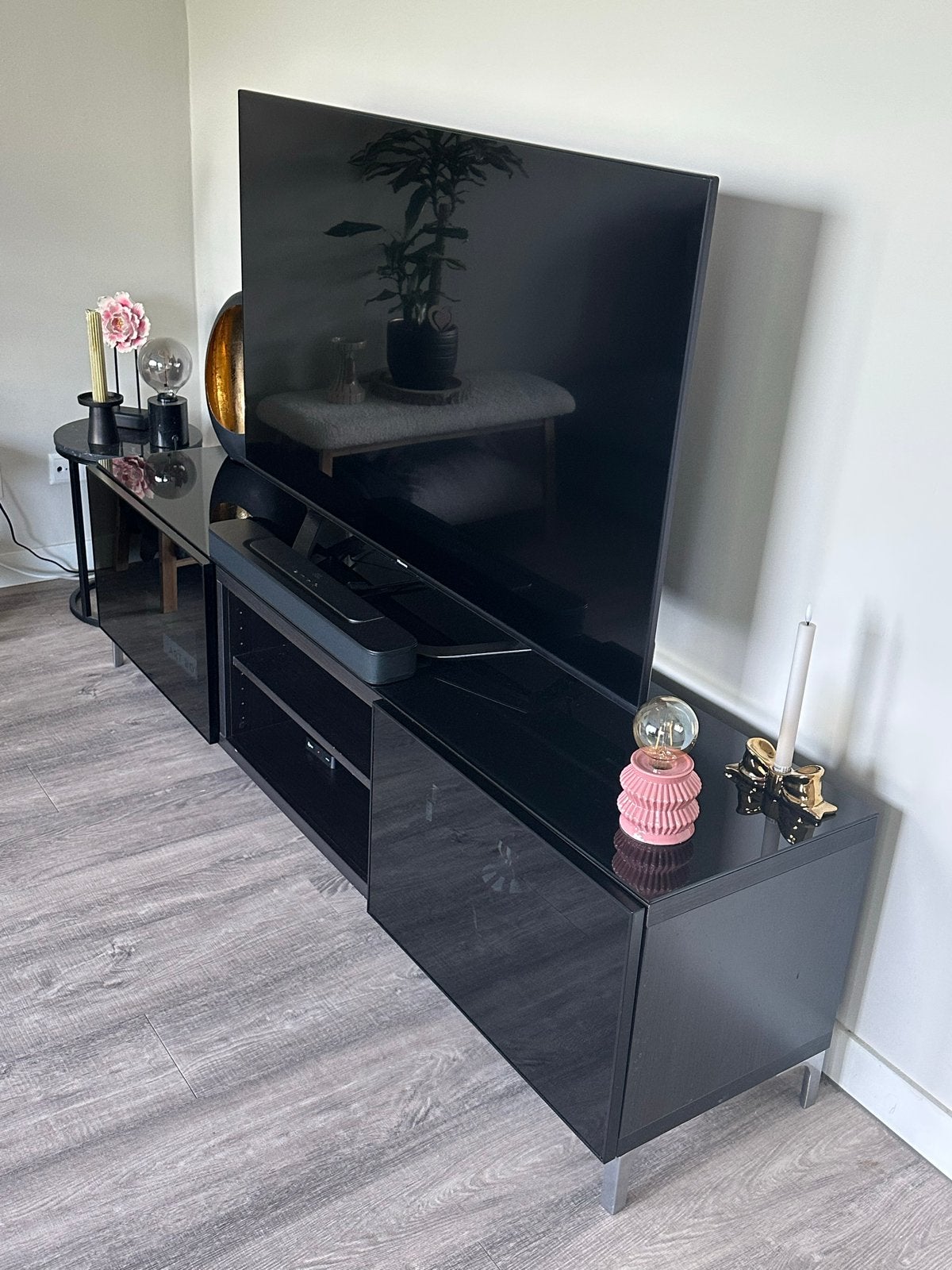 Moderne zwarte tv-meubel met glazen deuren, Gebruikt, 150 tot 200 cm, Ophalen of Verzenden, Minder dan 100 cm