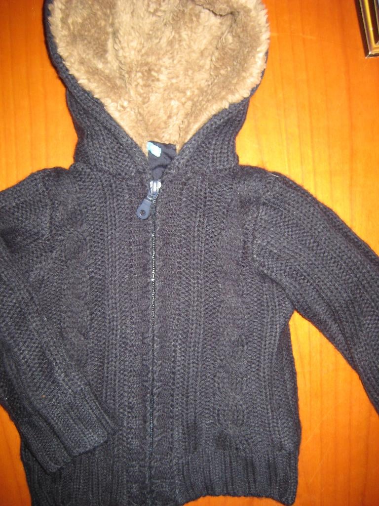 Zwarte vest met capouchon, 86, HEMA, Ophalen of Verzenden, Zo goed als nieuw, Jongetje, Truitje of Vestje