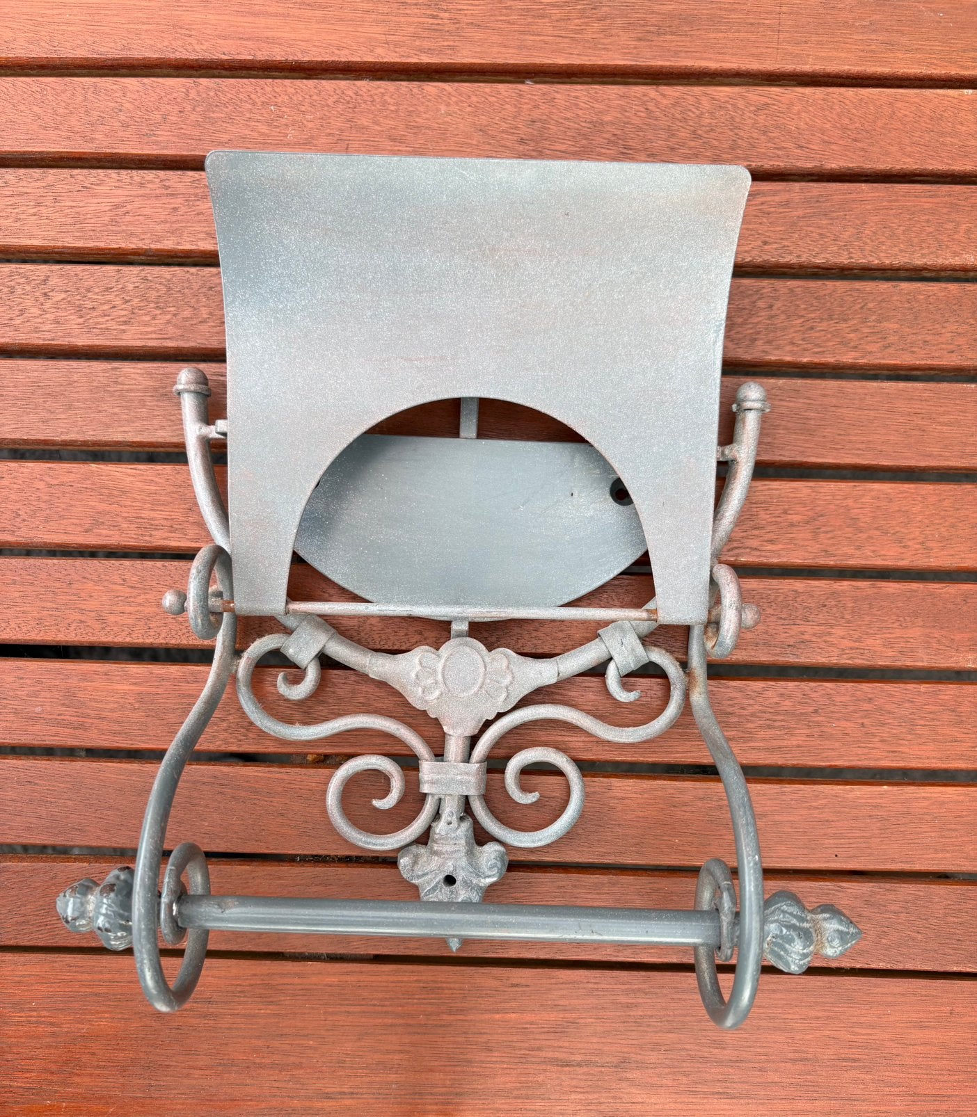 Brocante metalen toiletrolhouder, Ophalen