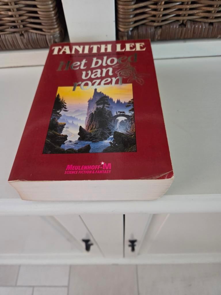 Tanith Lee - Bloed van rozen, Ophalen of Verzenden, Gelezen