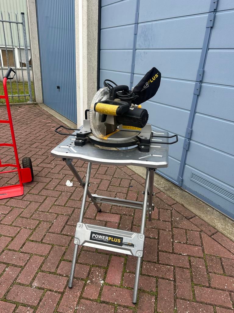 Powerplus Verstekzaag 2000W met Onderstel, Ophalen, Gebruikt, Afkortzaag, 30 tot 70 mm