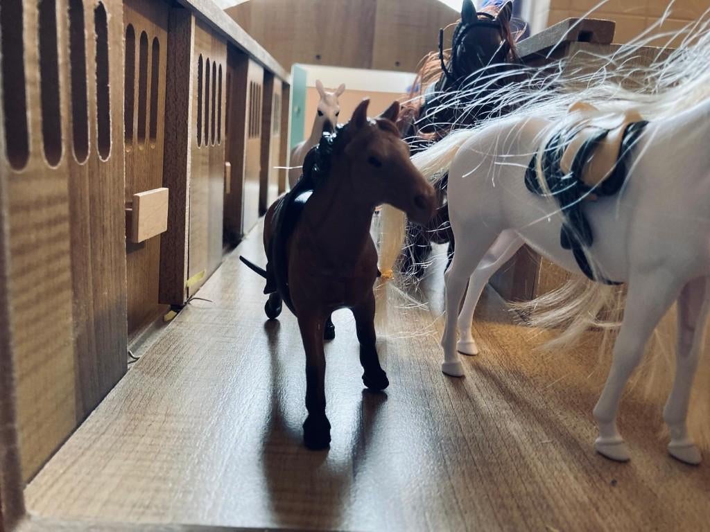 Kids globe Paardenstal met 7 boxen, Kinderen en Baby's, Speelgoed | Houten speelgoed, Ophalen, Zo goed als nieuw, Overige typen