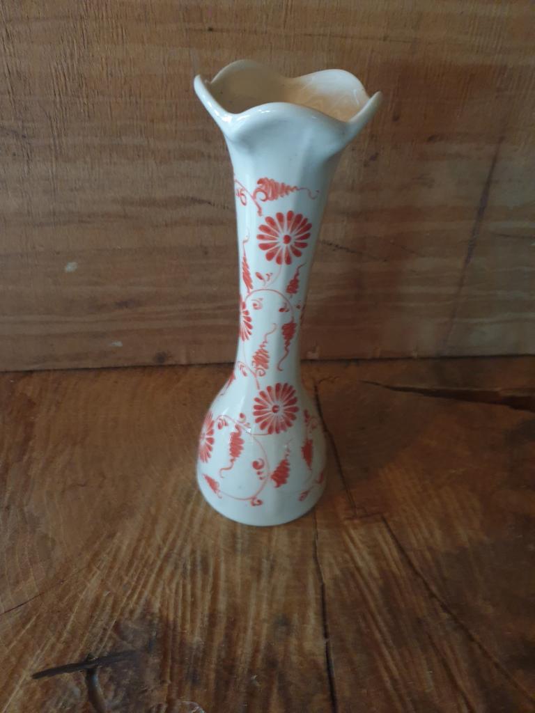 Witte vaas met rode bloemen, Wit, Aardewerk of Porselein, Ophalen of Verzenden, Zo goed als nieuw