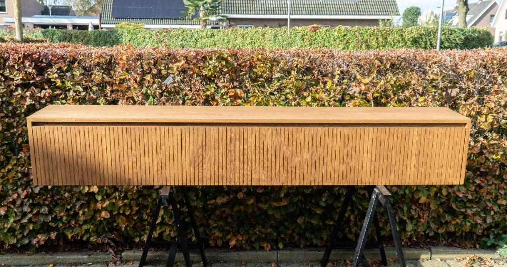 Zwevend Massief Eiken TV Meubel Streepjes Japandi 220cm, Huis en Inrichting, Kasten | Televisiemeubels, Ophalen, Eikenhout, Nieuw