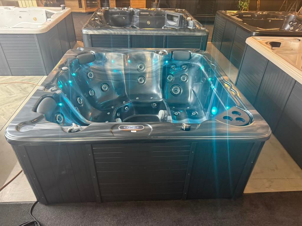 Jacuzzi / spa Balboa – 200x200 – plug & play 220V, Ophalen, Zo goed als nieuw, Trap, Vast