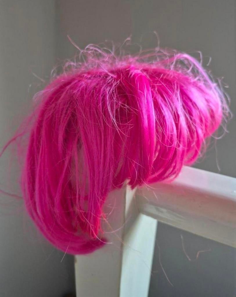 Opvallende neon roze, korte pruik, perfect voor carnaval, Ophalen of Verzenden, Zo goed als nieuw, Carnaval