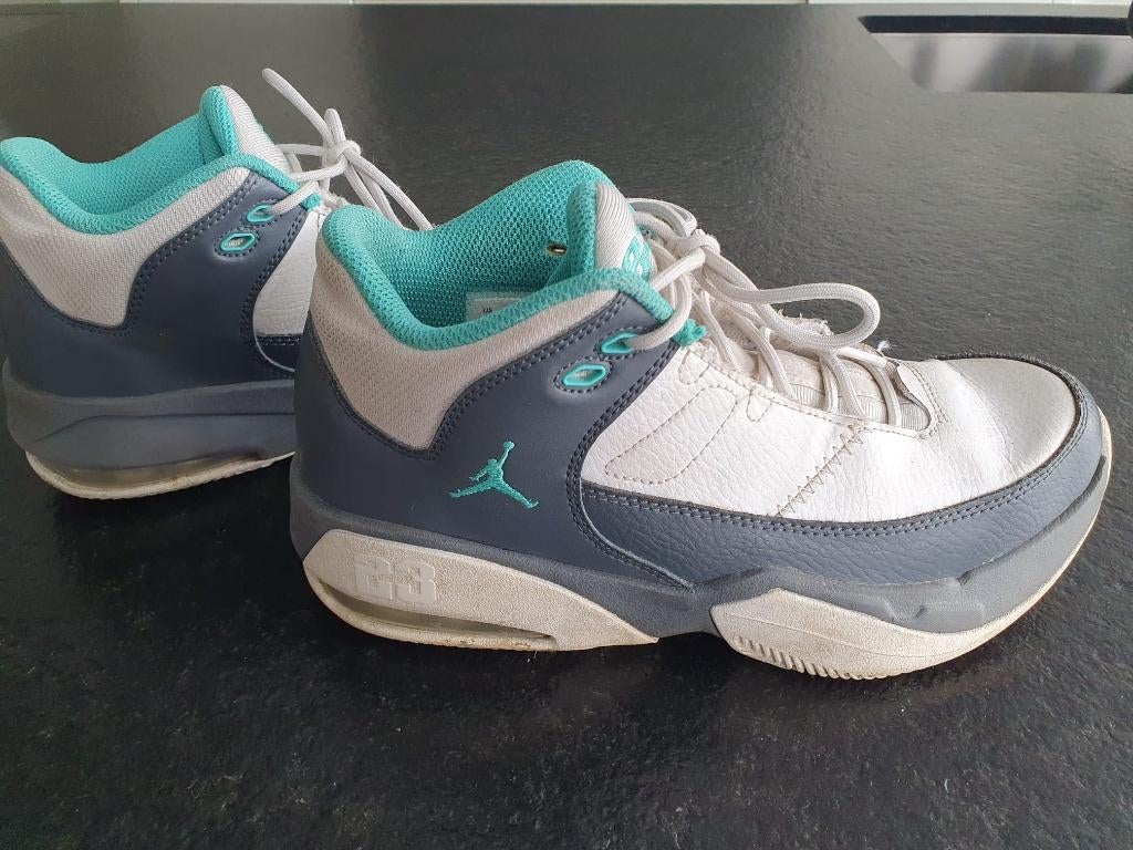 Jordan air sneakers Max Aura mt 38,5, Kinderen en Baby's, Kinderkleding | Schoenen en Sokken, Gebruikt, Jongen of Meisje, Schoenen