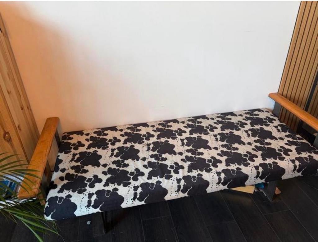 Vintage koeienhuid bank / daybed Bijenkorf, Huis en Inrichting, Stoelen, Gebruikt, Eén, Hout, Zwart, Ophalen