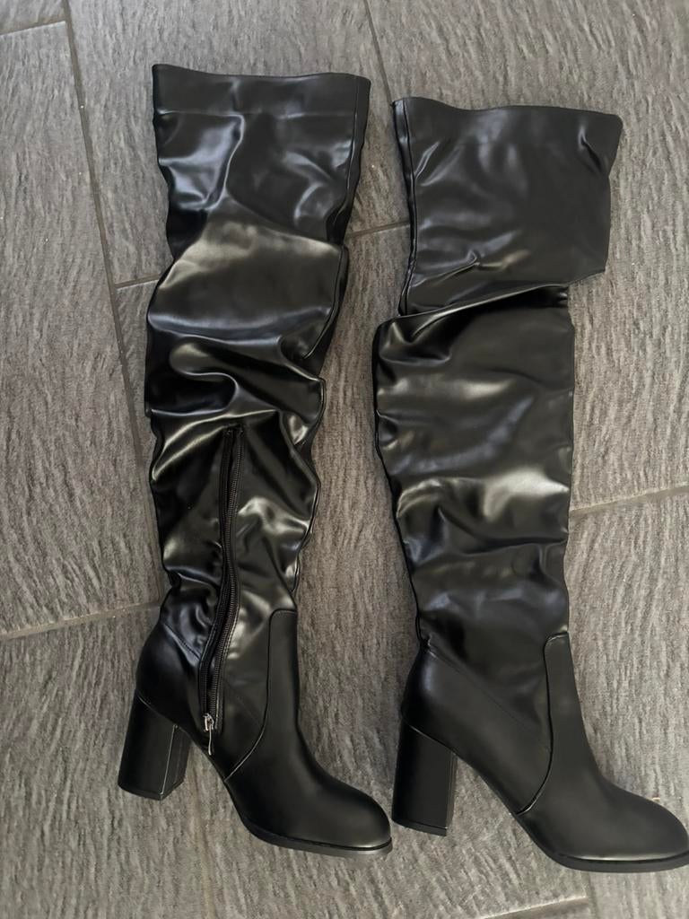 Nieuwe laarzen over de knie maat 37, Kleding | Dames, Schoenen, Ophalen of Verzenden, Zo goed als nieuw, Zwart, Hoge laarzen