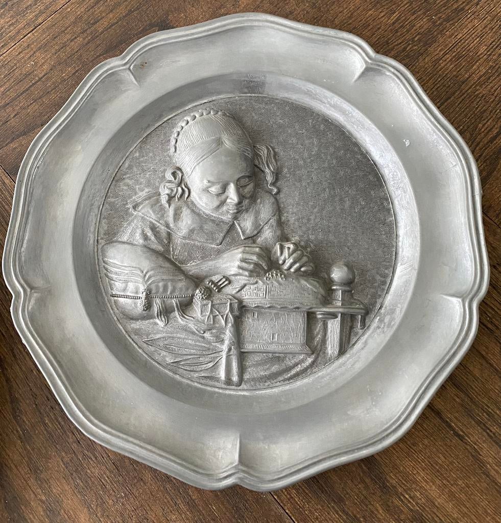 Vintage tinnen wandbord ‘kantklosser’  -22 cm-, Antiek en Kunst, Antiek | Tin, Ophalen of Verzenden