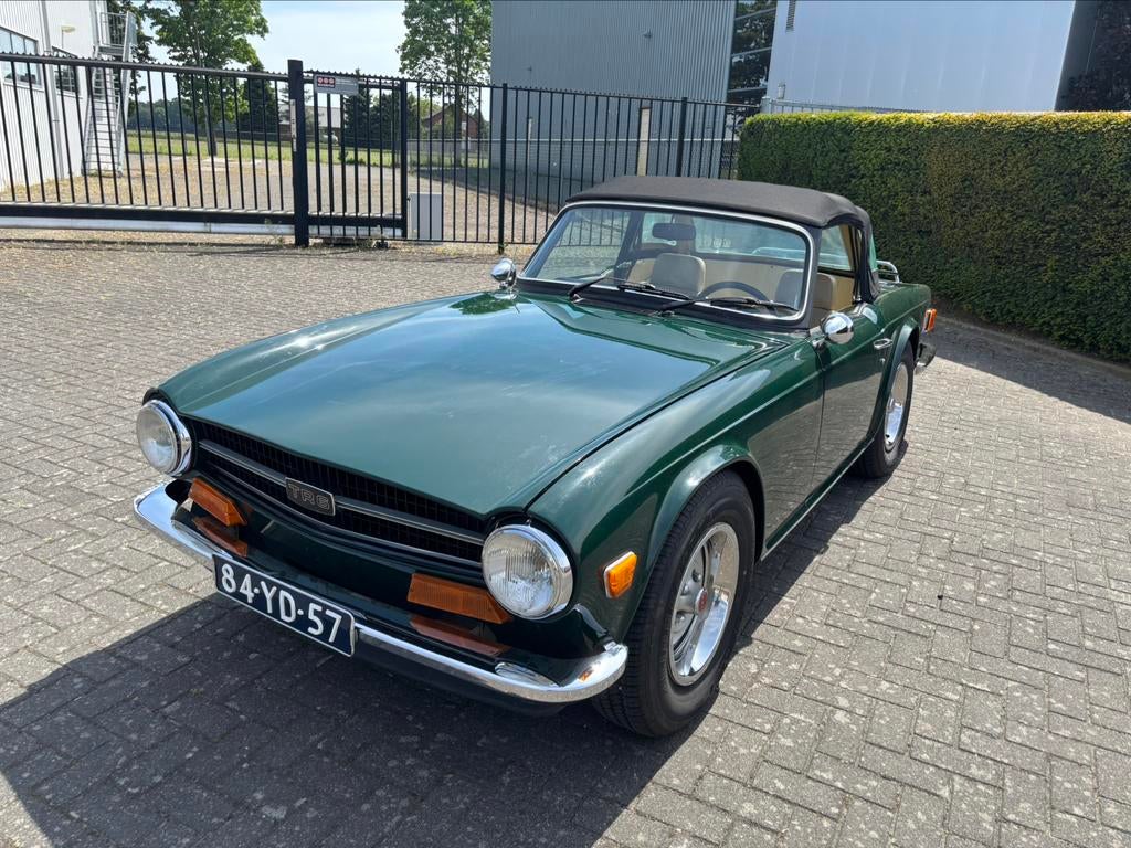 Supermooie groene Triumph TR6 met leder en overdrive 1974, Auto's, 2500 cc, Achterwielaandrijving, Beige, Cabriolet