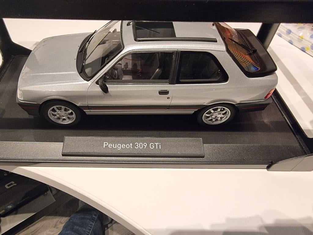 Peugeot 309 GTI 1987 1/18, Hobby en Vrije tijd, Ophalen of Verzenden, Nieuw, Auto, Norev