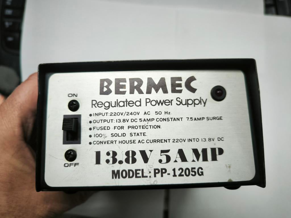 Gestabiliseerde voeding 13,8 volt - 5 A, Ophalen of Verzenden, Gebruikt