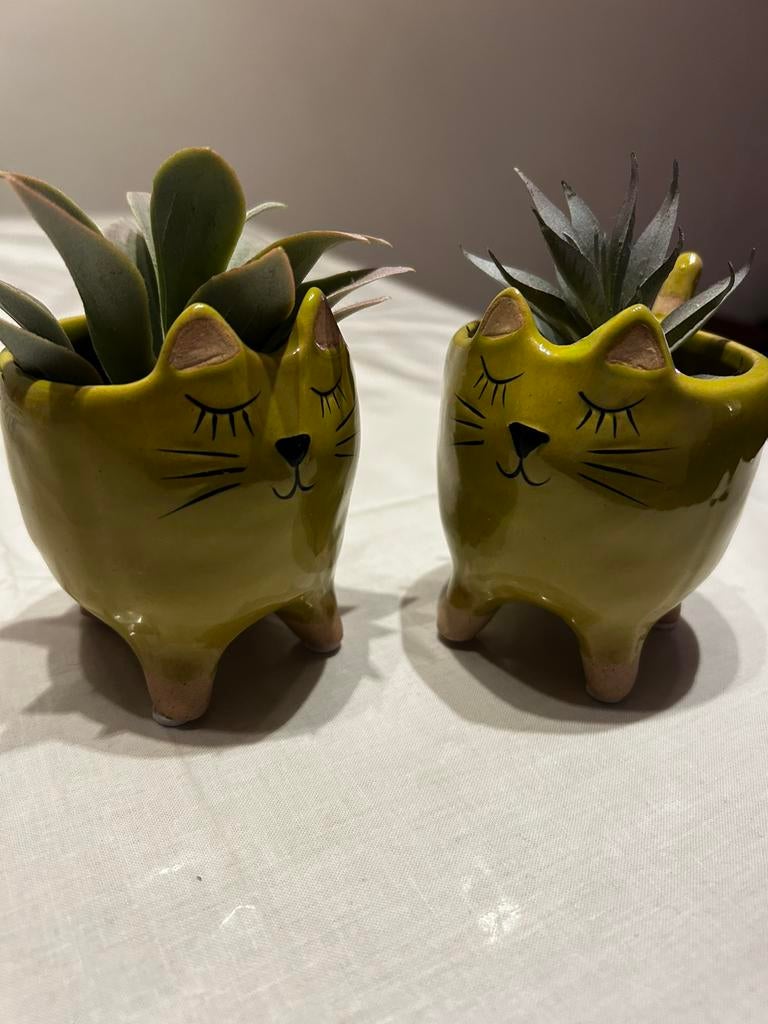 2  poezen plantenbakjes of potjes keramiek in goede staat, Verzamelen, Beelden en Beeldjes, Verzenden, Zo goed als nieuw, Dier