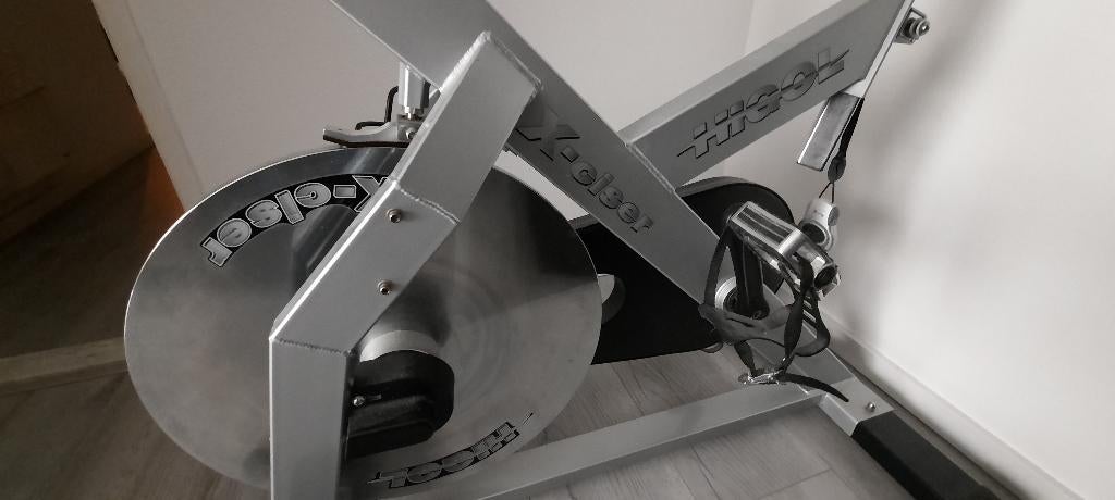 Zilverkleurige HiGOL X_Ciser speedbike, spinning fiets, Sport en Fitness, Ophalen, Rug, Spinningfiets, Zo goed als nieuw