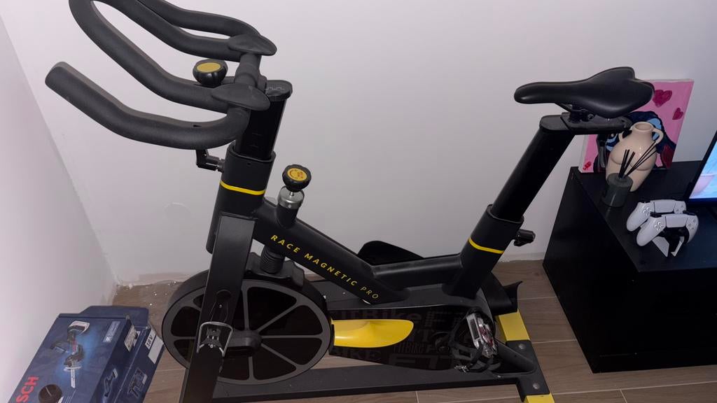 Race Magnetic Pro Indoor Spin Bike – €300 (Starting Price), Sport en Fitness, Fitnessapparatuur, Zo goed als nieuw, Hometrainer
