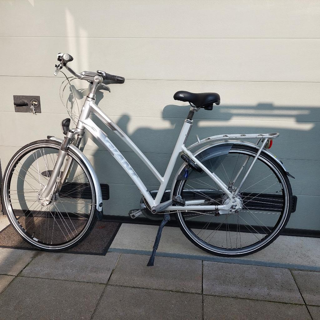 Giant stadfiets dames Cosmo CS 2, Fietsen en Brommers, Fietsen | Dames | Damesfietsen, Zo goed als nieuw, Giant, Versnellingen