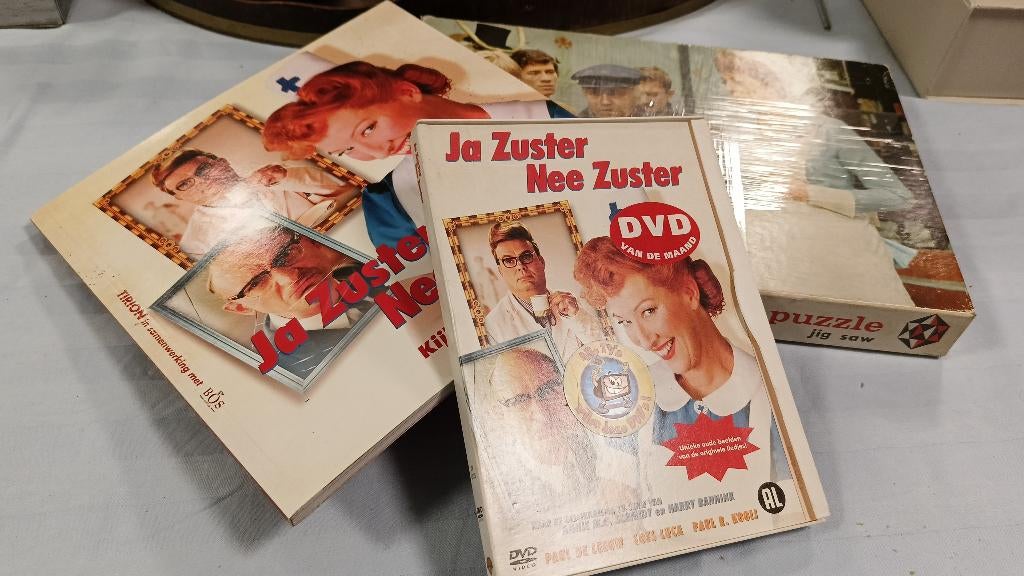 Ja Zuster, Nee Zuster set – DVD + boek + puzzel, Gebruikt, Alle leeftijden, Ophalen of Verzenden, Komedie
