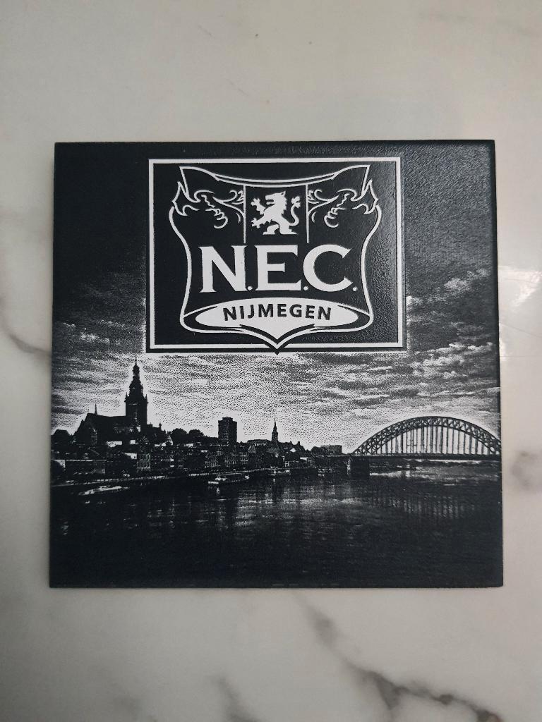 nieuwe skyline Nijmegen met NEC logo op tegel, Verzamelen, Sportartikelen en Voetbal, Nieuw, Overige typen, Overige binnenlandse clubs
