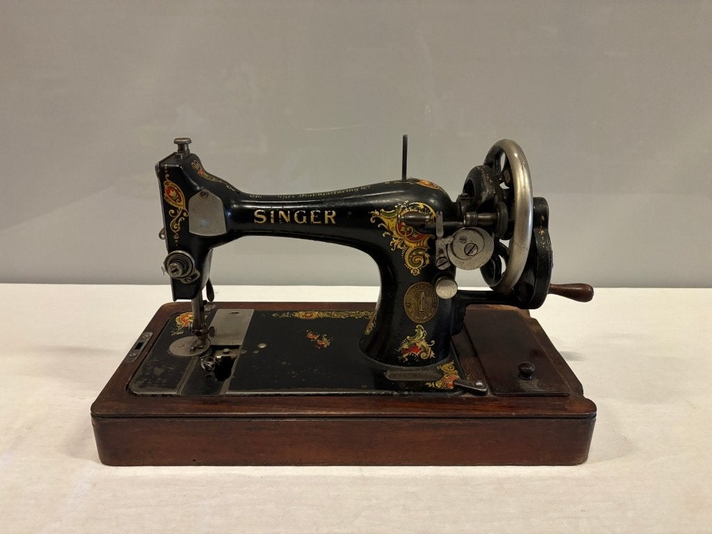Antieke Singer handnaaimachine met handzwengel en kap, Ophalen of Verzenden