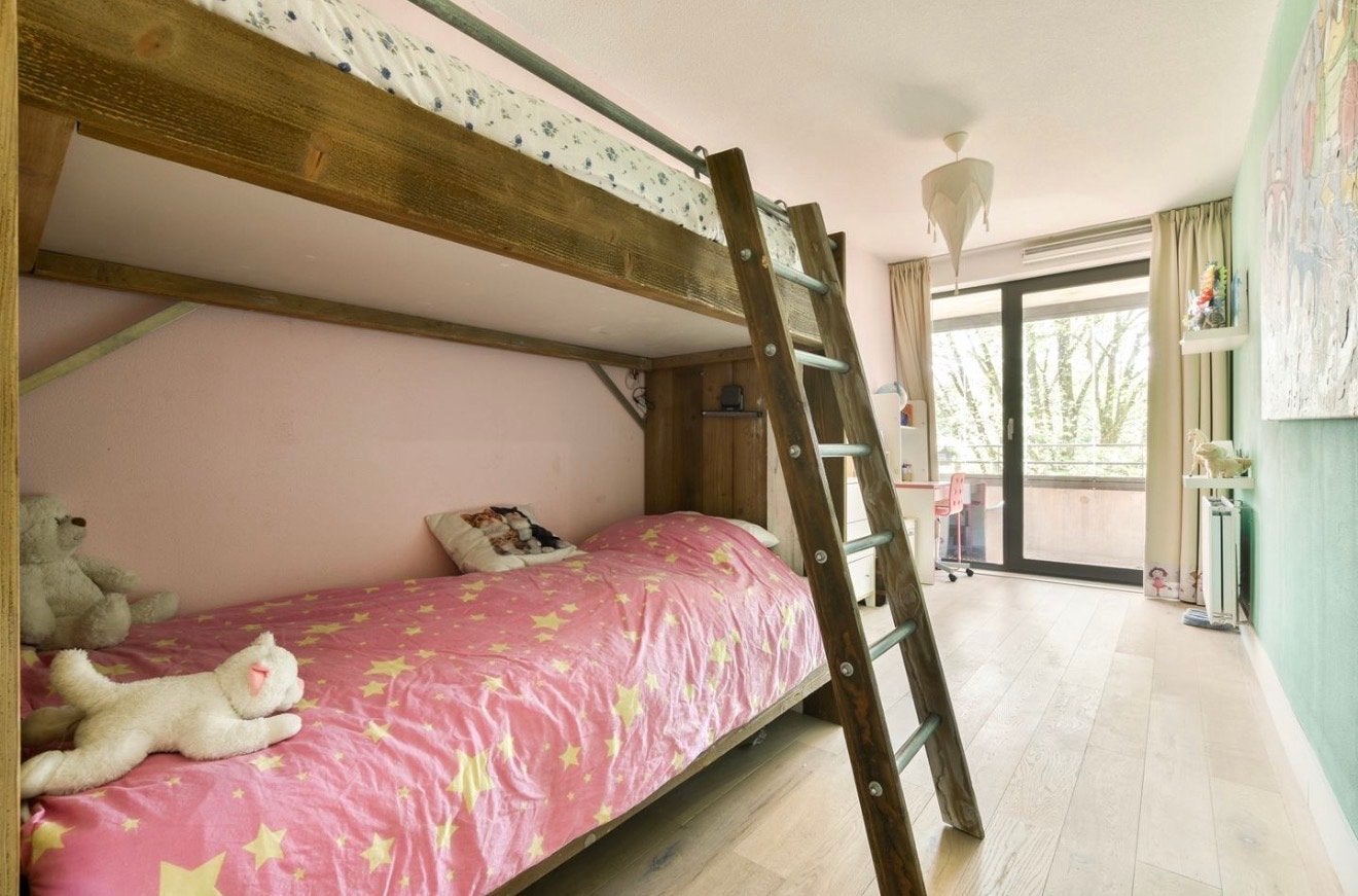 Stevig stapelbed van hout met metalen details, Ophalen, Gebruikt, 90 cm, Eenpersoons
