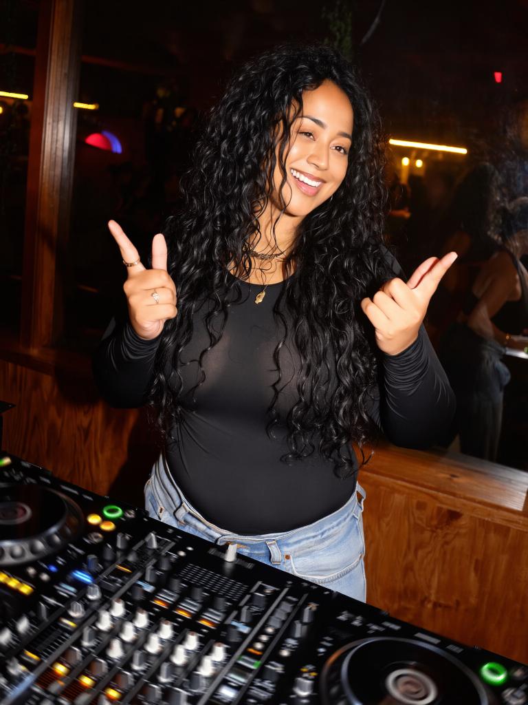 Foto 8 van Female All Round Dj €500,- ALL-IN