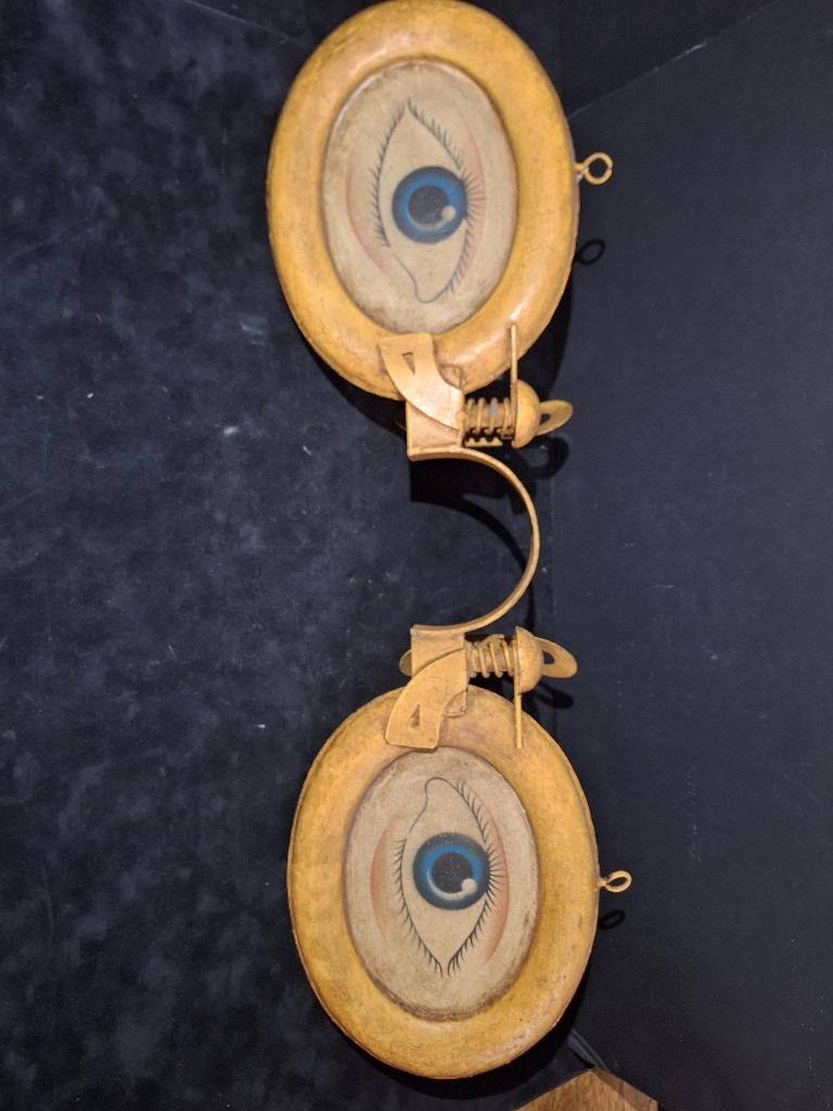 Antiek uithangbord van een opticien, Ophalen