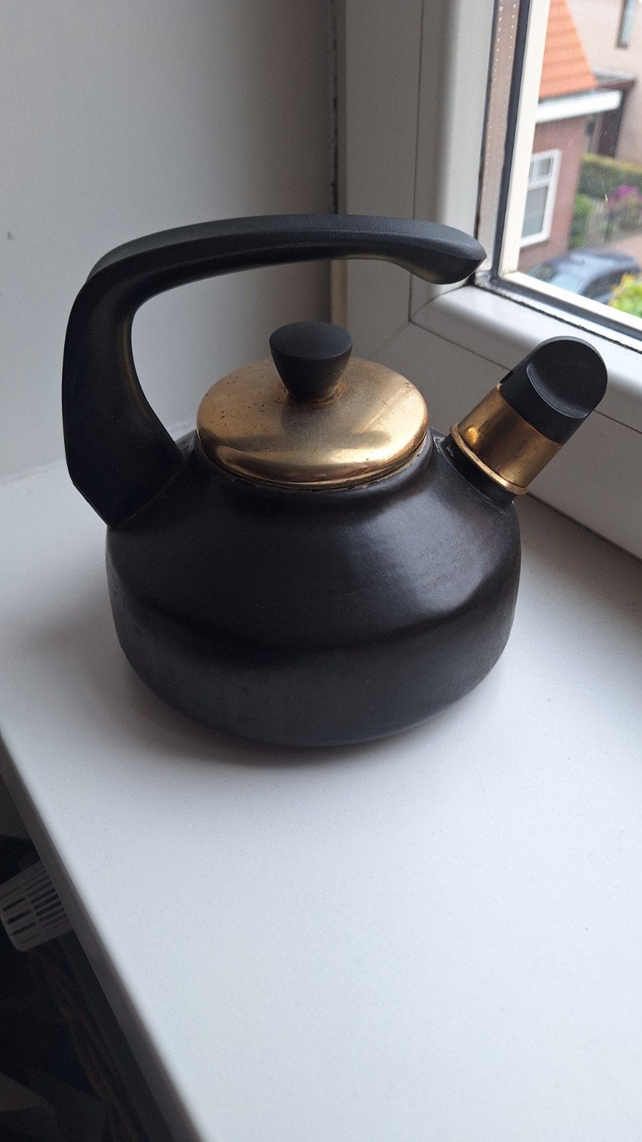 Vintage Zwarte Theeketel met Gouden Details, Witgoed en Apparatuur, Waterkokers, 1 tot 2 liter, Ophalen of Verzenden, Gebruikt