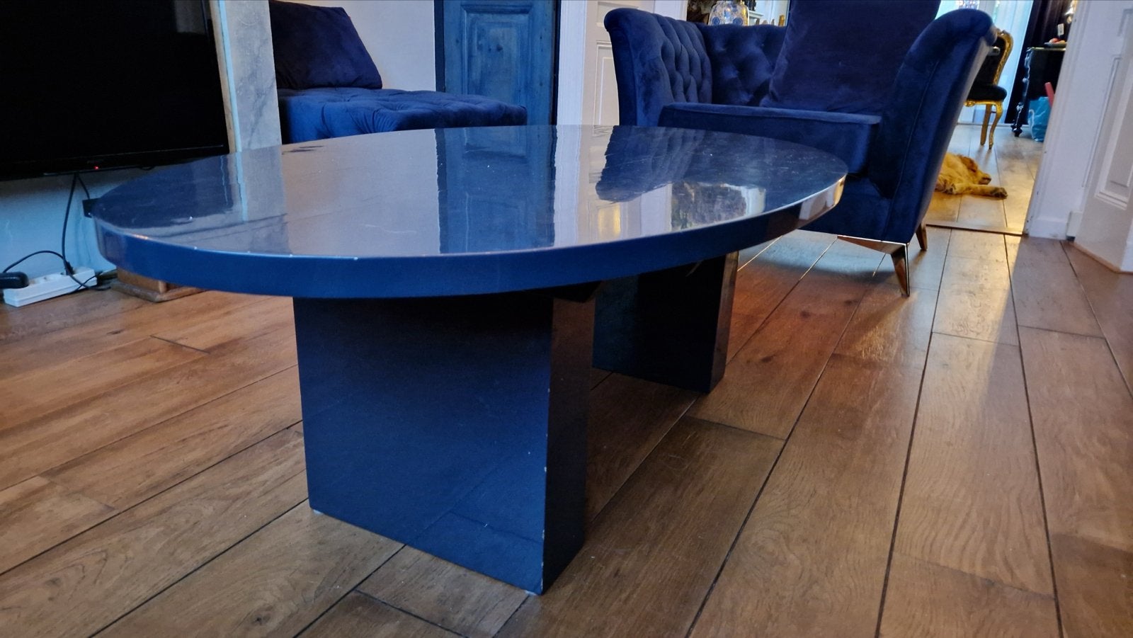 Ovale donkerblauwe salontafel van massief eikenhout, Huis en Inrichting, Ophalen, Gebruikt, 100 tot 150 cm, Eikenhout