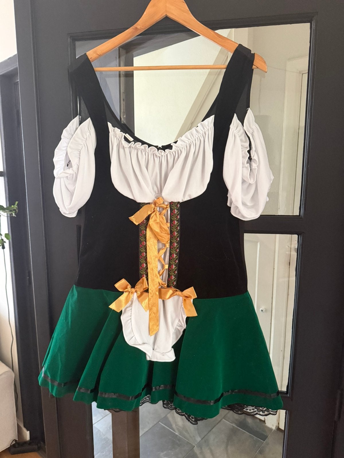 Oktober fest jurk en 2 caps geatis, Ophalen, Zo goed als nieuw, Maat 46/48 (XL) of groter, Carnaval