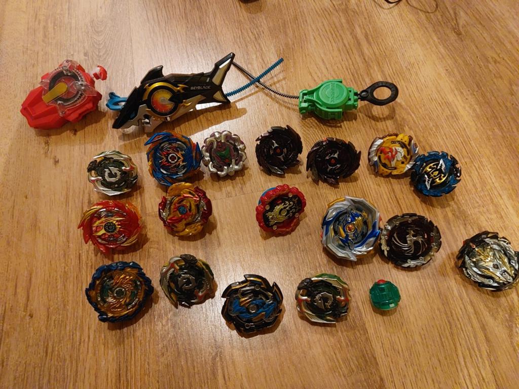 17 hele leuke en mooie beyblades en 3 leuke launchers., Kinderen en Baby's, Speelgoed | Overig, Ophalen, Zo goed als nieuw, Jongen of Meisje