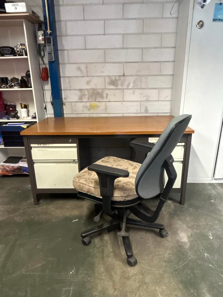 Zwaar Bureau inclusief Stoel, Huis en Inrichting, Bureaus, Overige typen, Bruin, Ophalen of Verzenden, Zo goed als nieuw