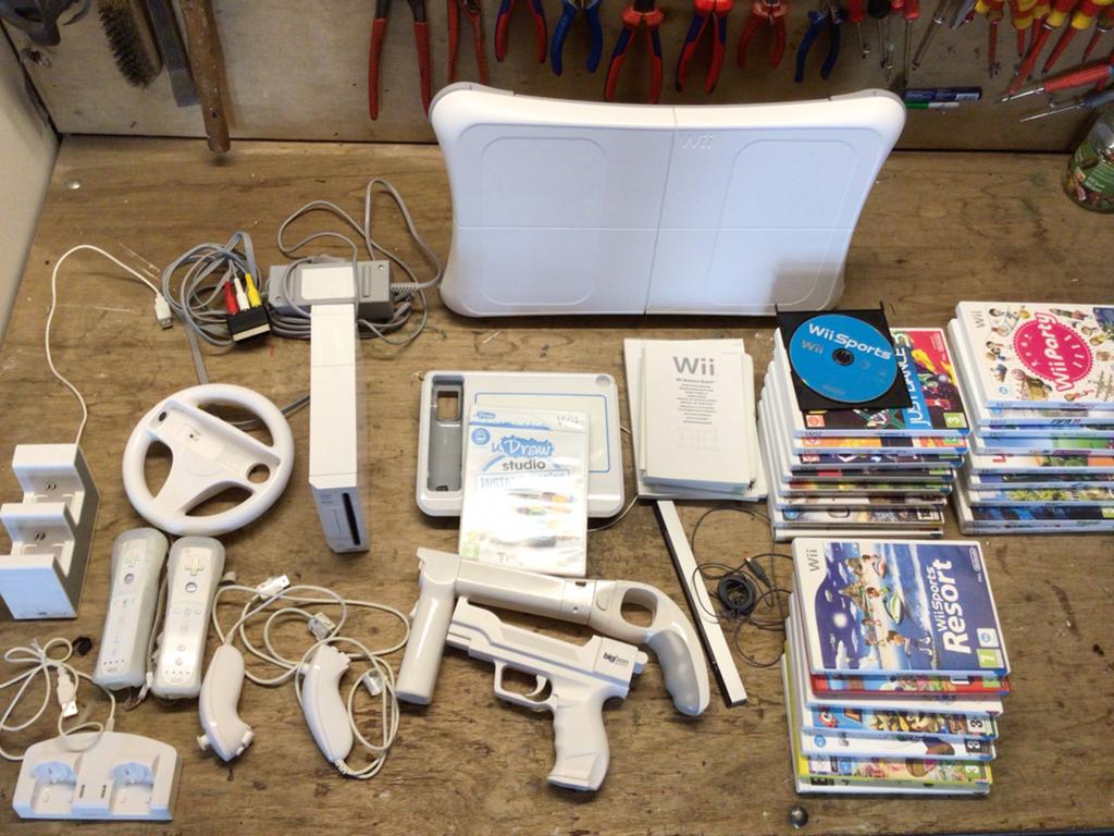 Nintendo Wii met veel accessoires, Ophalen of Verzenden, Gebruikt, Met 2 controllers, Met stuurtje