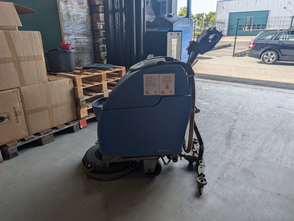 Numatic TTB 3450 accu schrobzuigmachine 24V, werkt goed, Ophalen, Info@numatic.nl, Schrobmachine, Vennootsweg 15, 2404 CG Alphen aan den Rijn, Nederland